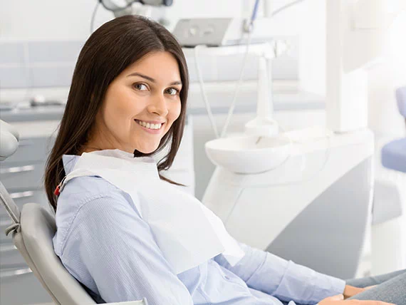 kobieta na fotelu u dentysty
