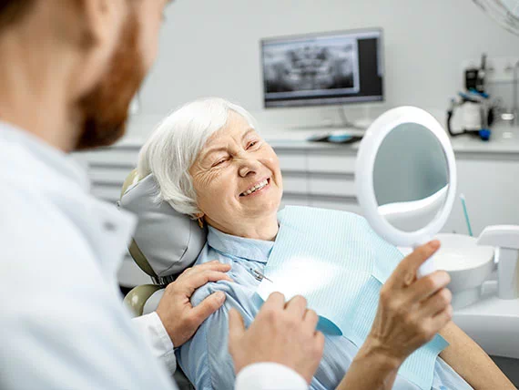 starsza pani po wizycie u dentysty