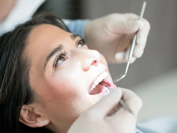 kobieta na wizycie kontrolnej u dentysty